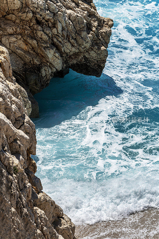 著名的卡普塔斯湾的岩石和海浪