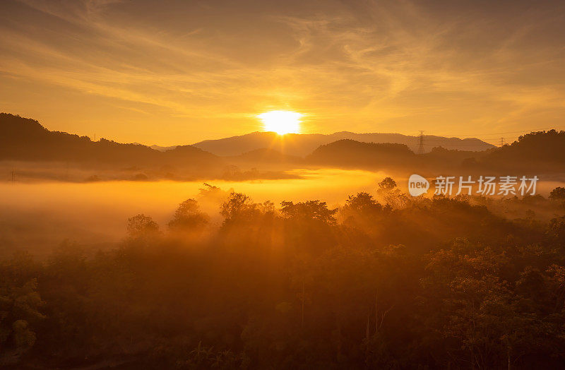 美丽的晨景日出和雾在山上。