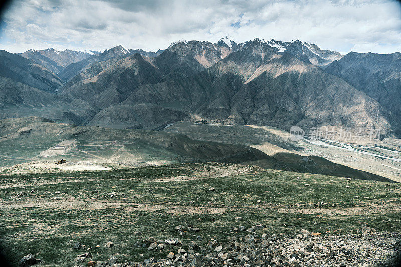 山谷中有废弃的小镇(鬼城)，在天山山脉中。从山顶俯瞰全景