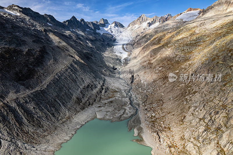 鸟瞰奥伯拉尔湖(Oberaarsee)和冰川(Oberaargletscher)，瑞士