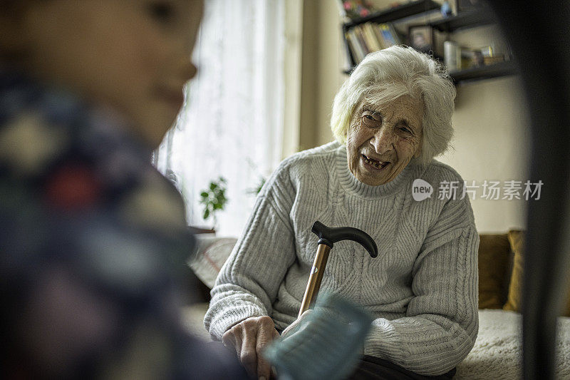 曾祖母在家照看小孩。