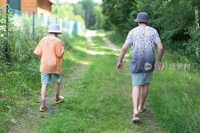 小男孩们在森林里散步