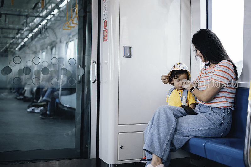 亚洲母子乘火车旅行