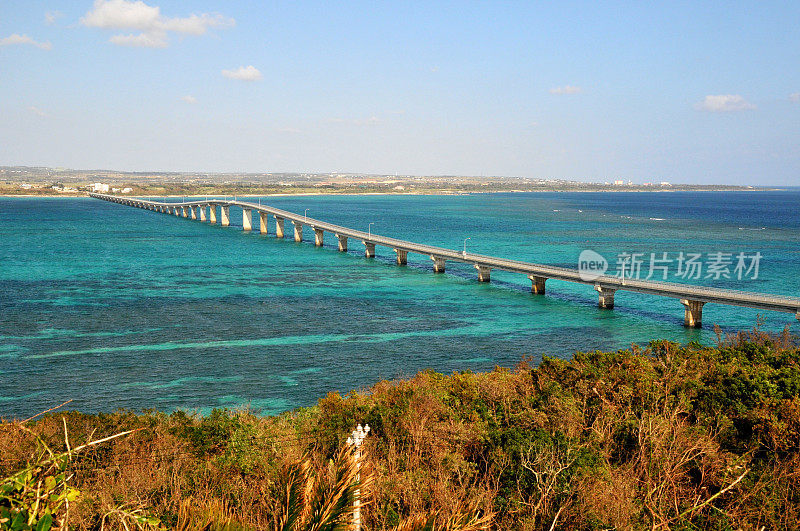 日本冲绳县宫古岛色彩斑斓的大海上壮丽的栗岛大桥