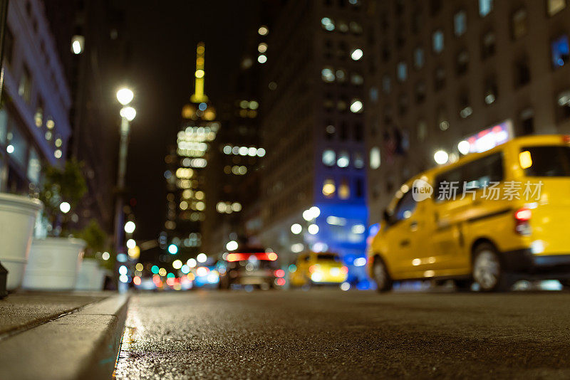 曼哈顿的街道，夜晚