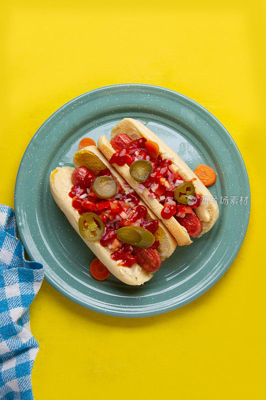 美味的美味热狗与新鲜的番茄，脆洋葱，和一个浓烈的辣椒扭