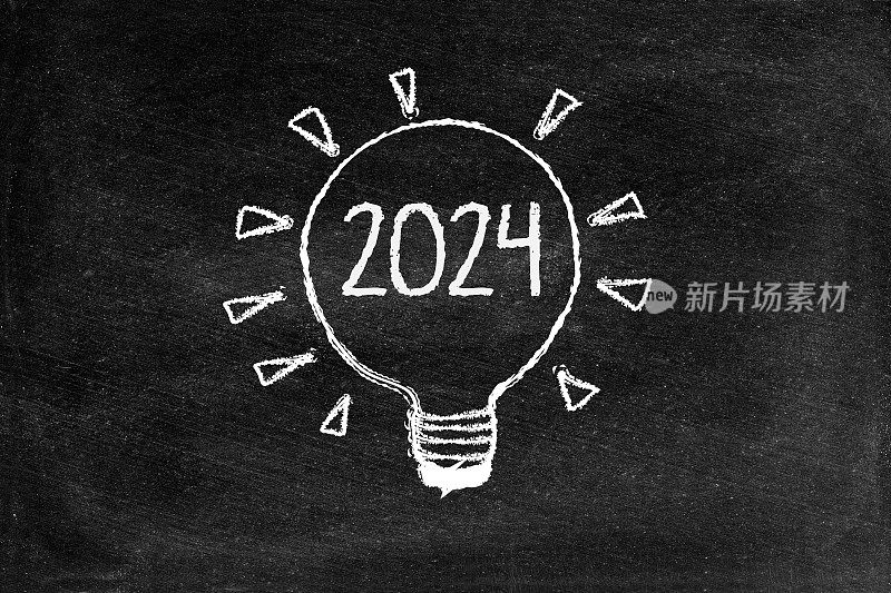 2024黑板上灯泡的创意概念