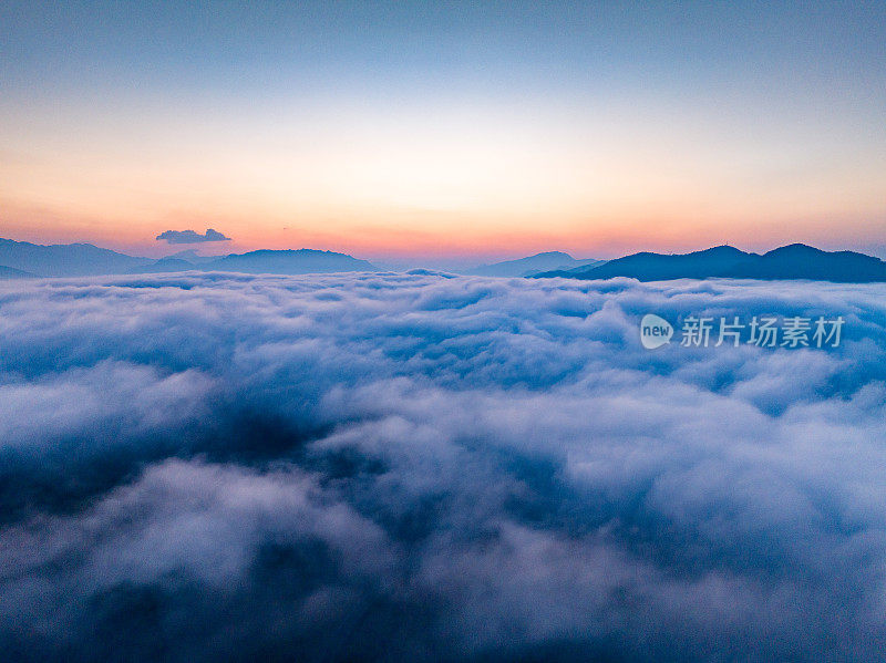 航拍山上美丽的日出和云海