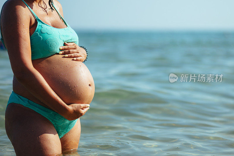 一个年轻孕妇在海边的特写