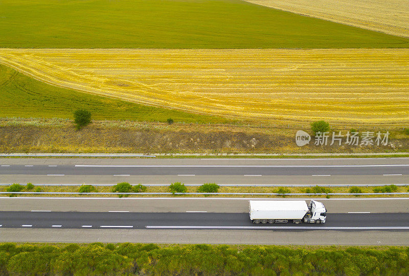 卡车行驶在高速公路上的鸟瞰图
