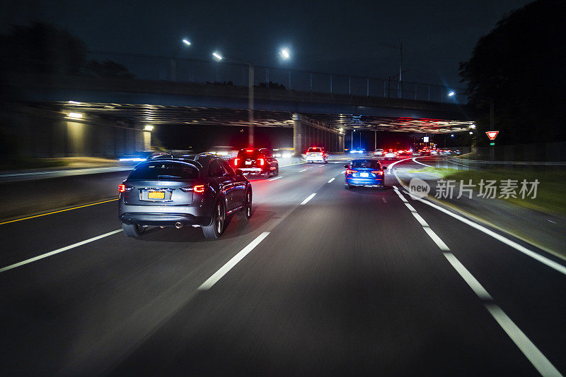 布鲁克林带公园高速公路上的桥梁。纽约汽车上的夜景