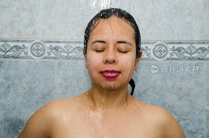一个女人在家里的浴室里洗澡的画像