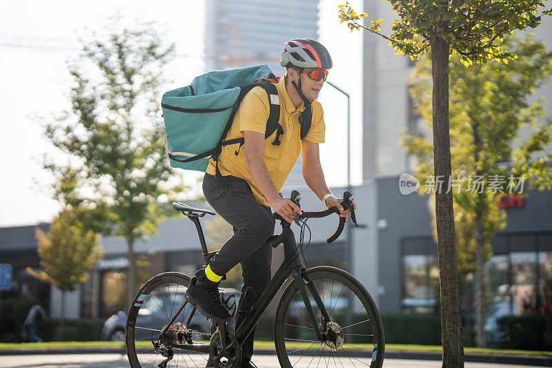 城市里骑自行车的送货员
