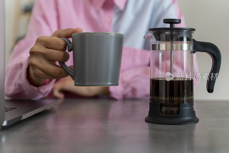 用法式压滤机喝过滤咖啡。
