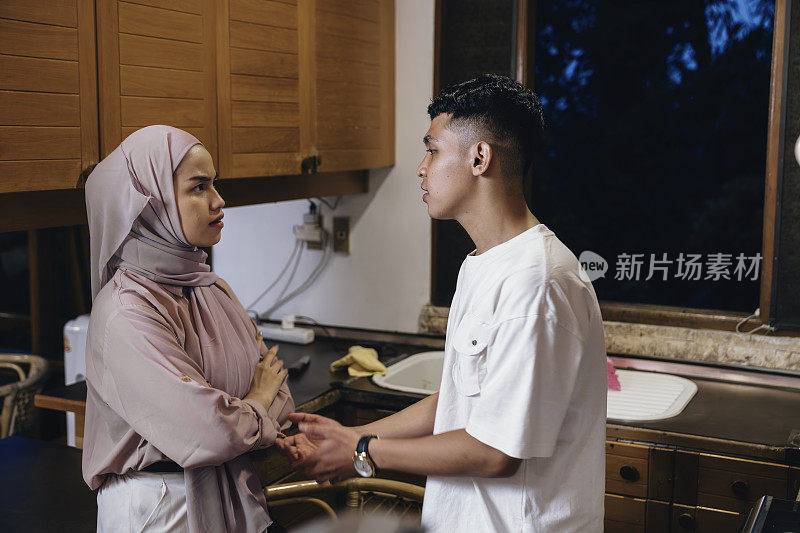 年轻的穆斯林夫妇在他们的关系出现问题时争吵
