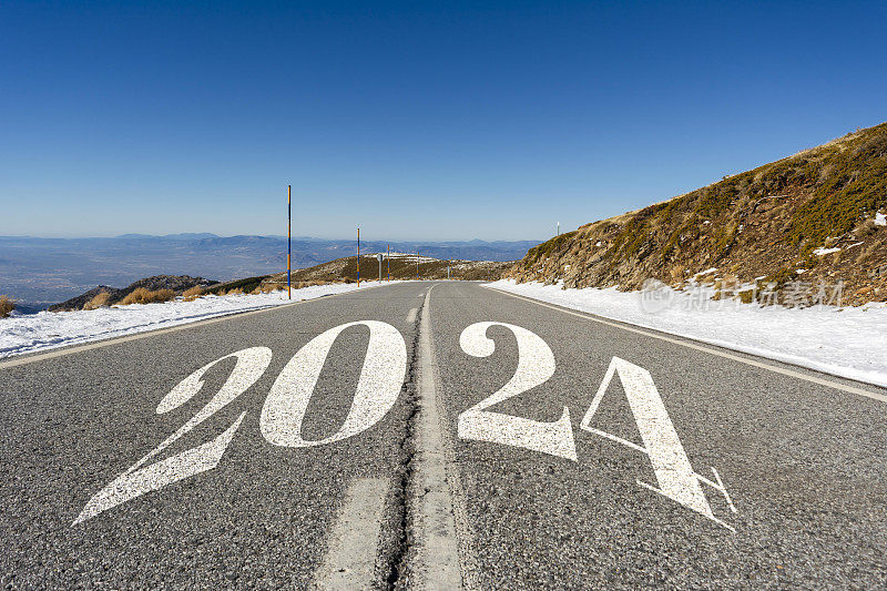 2024年新年自驾游旅行与未来愿景概念。自然景观和高速公路通往2024年初的新年庆祝活动，为新的成功开始。