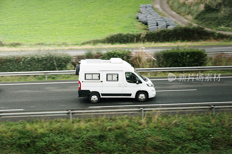 高速公路上的露营车