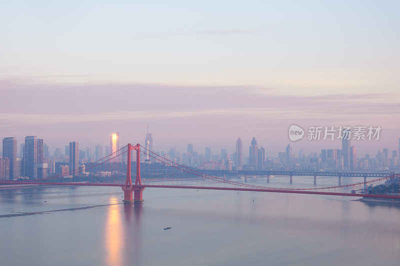 银梧州长江大桥的日出