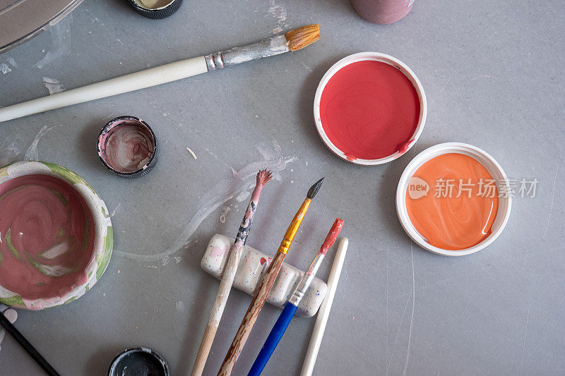 艺术的和谐:刷子和陶瓷釉在陶瓷工作室大理石桌优雅