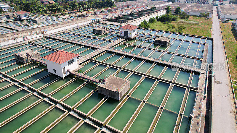 水处理池俯视图或鸟瞰图，纯净水的水处理生产，饮用水的生产和分配