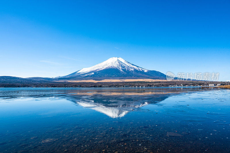 在初冬的清晨，从山中湖看富士山