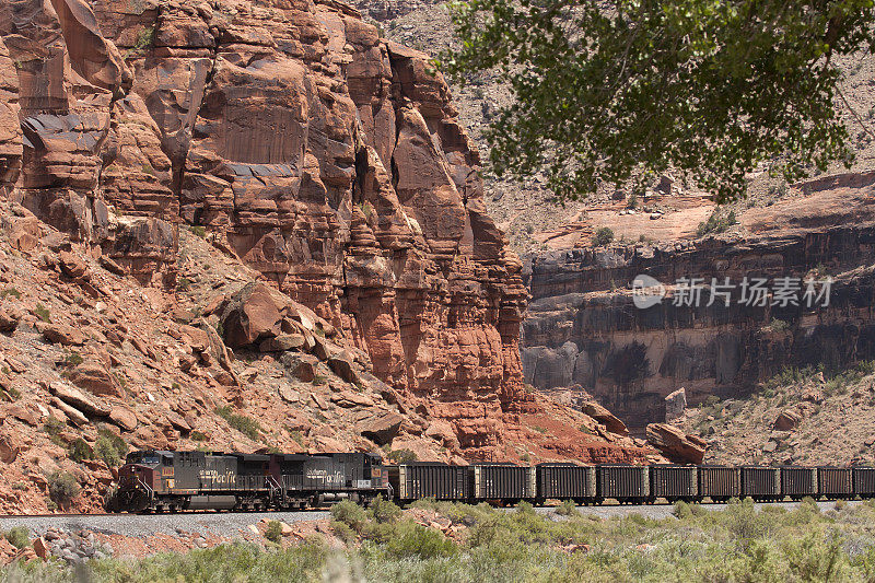 运煤火车驶过科罗拉多州甘尼森河峡谷