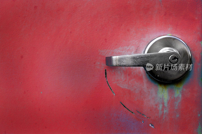 带把手的红色工业金属门，用于打开和锁定安全