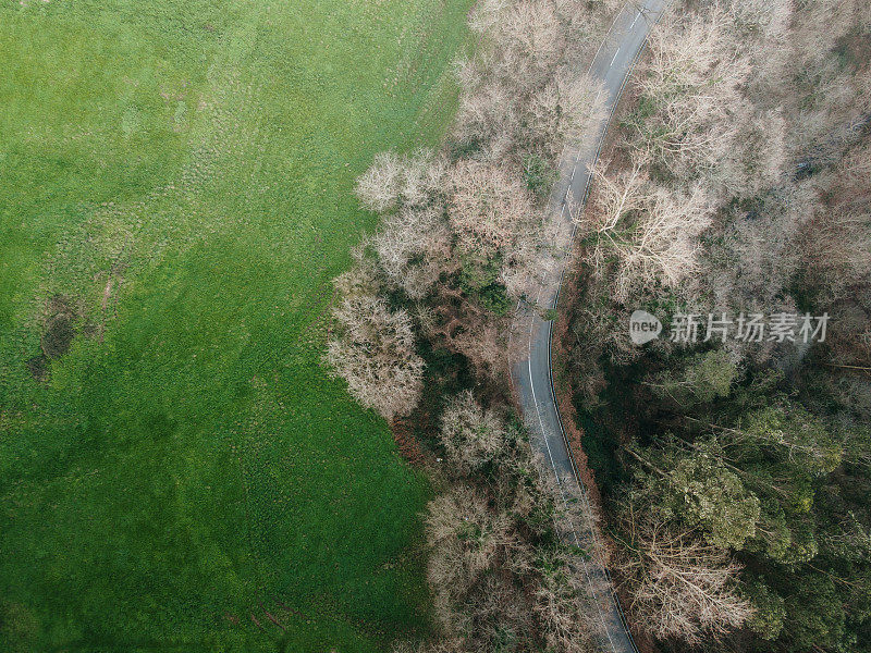 从上方俯瞰乡村道路