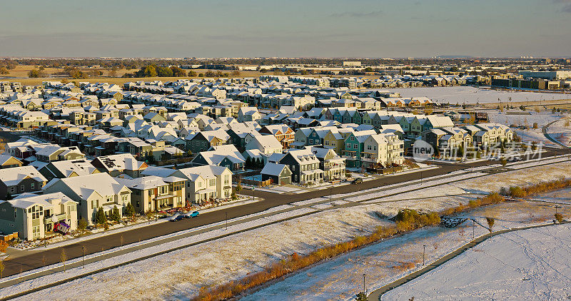 科罗拉多州丹佛市郊区的无人机视图在下雪的秋日