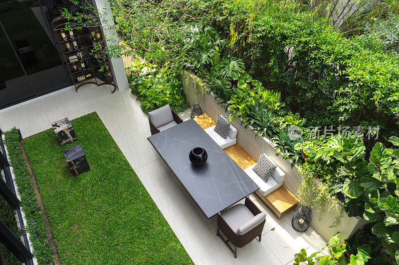 后院户外花园露台与现代柳条沙发和枕头。
