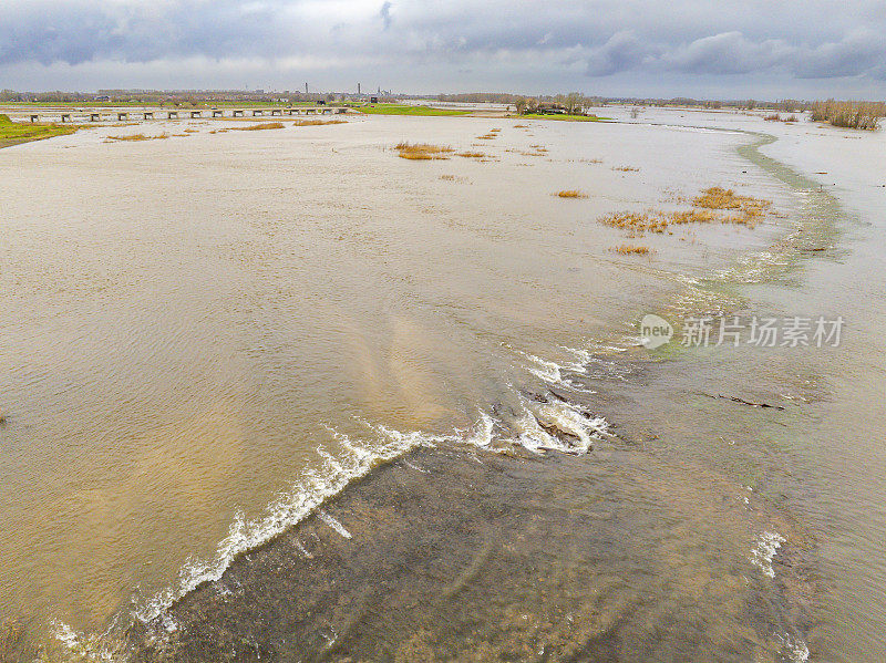 威瑟姆暴雨后，雷维迪普绕道河滩溢流的艾瑟尔河