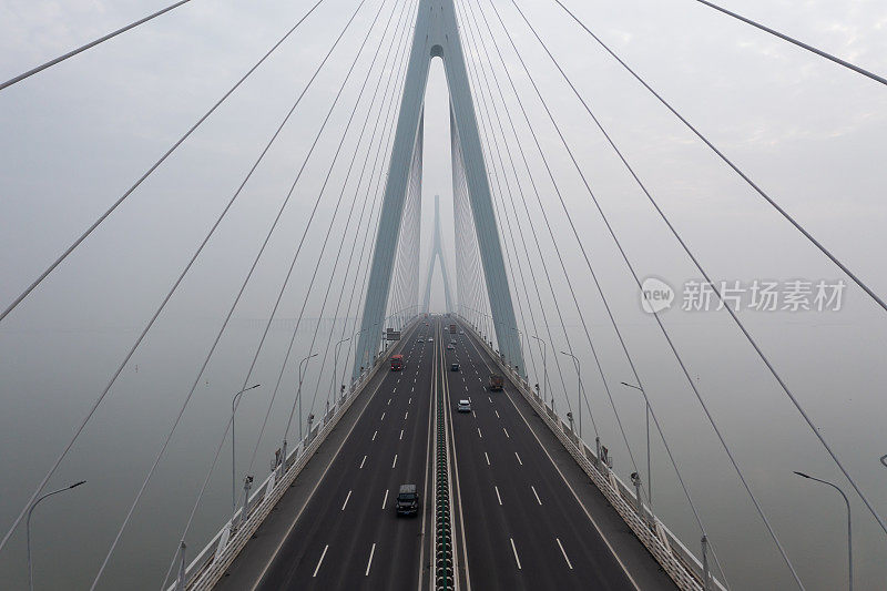 大雾中行驶在跨海大桥上的卡车