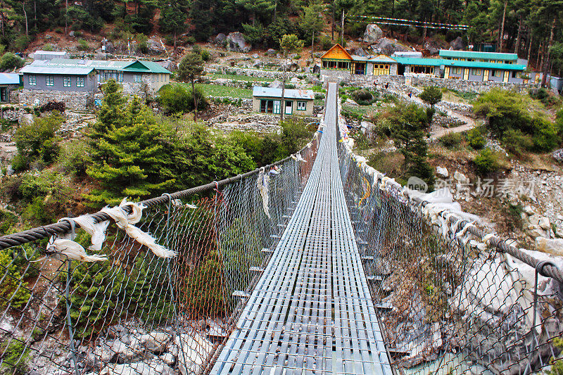 珠峰大本营的钢索桥