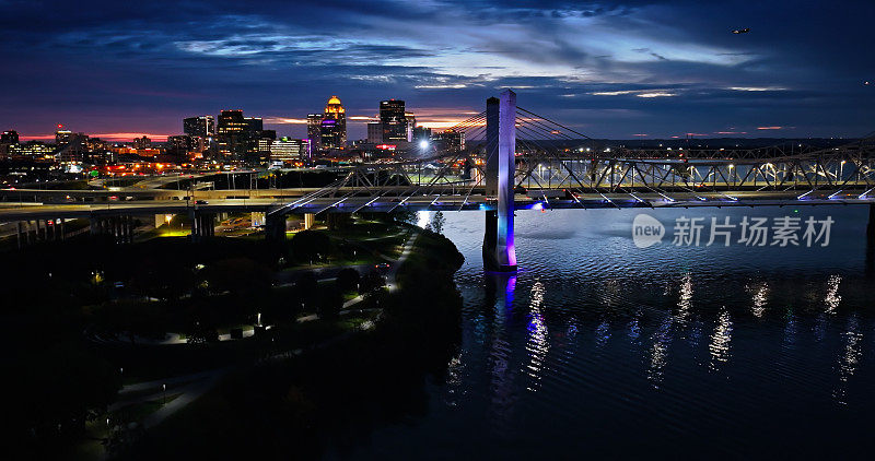 路易斯维尔市中心，肯塔基州和俄亥俄河在一个秋天的晚上