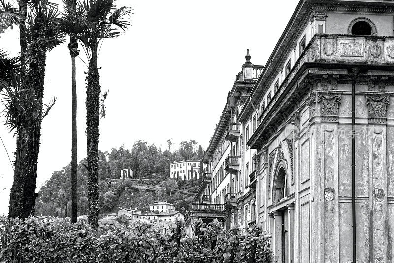 意大利北部科莫湖贝拉吉奥的古老建筑和棕榈树，欧洲黑白相间
