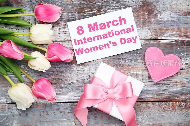 郁金香花，织物心，礼盒和卡片，文字3月8日国际妇女节木制背景