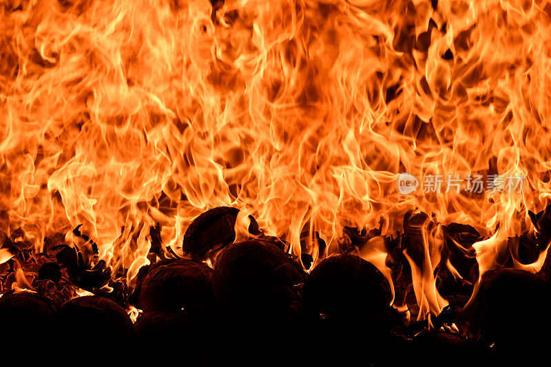 火的火焰背景来自天然材料的燃烧。