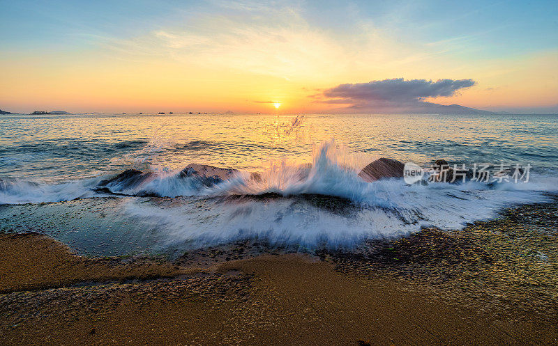 芽庄海滩上的海浪