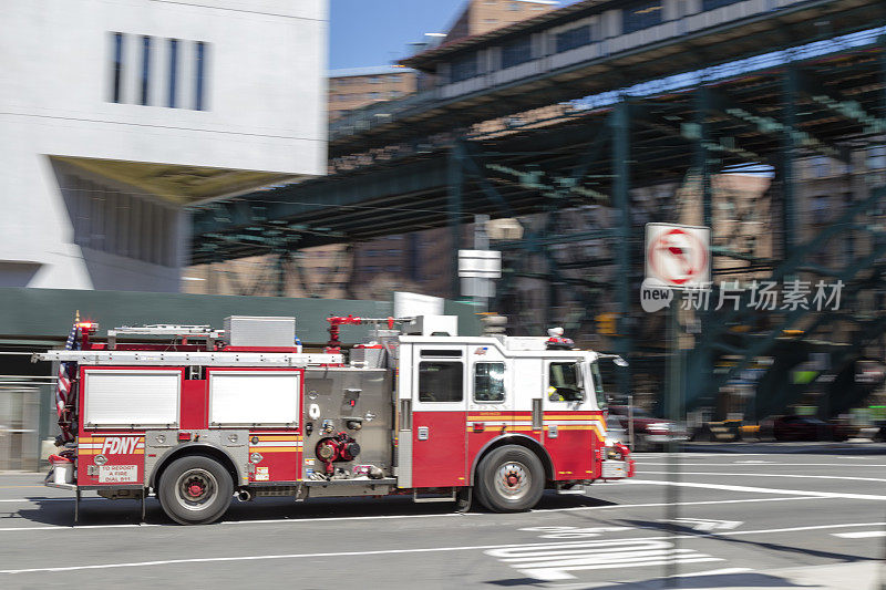 纽约市曼哈顿市中心的消防车抢险
