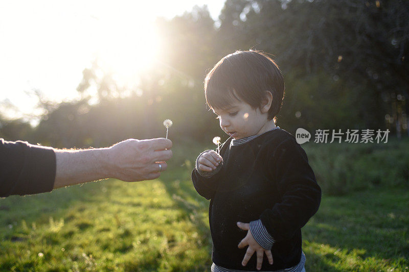 父亲和儿子享受大自然