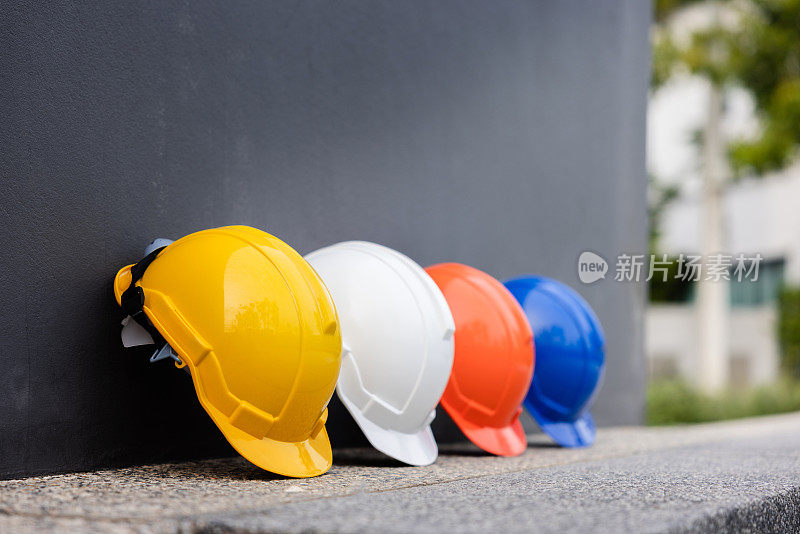 建筑工人，工程师，技术人员，在建筑工地工作的检查员的头盔。工作时戴安全安全帽，防止事故发生。蓝领的工作设备