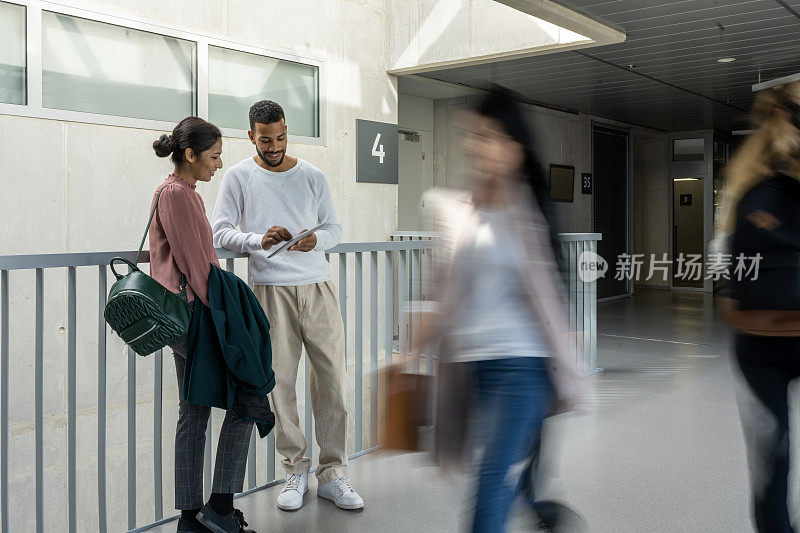 学生们在大学的走廊里聊天。