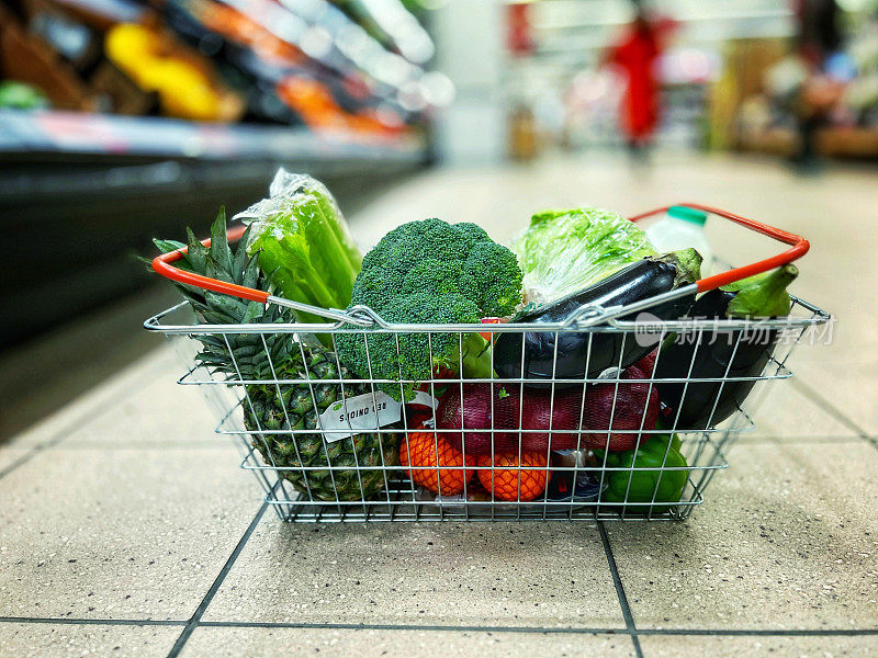 超市过道里装满健康食品的购物篮