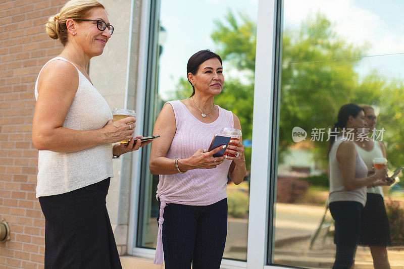 白人和西班牙裔成熟成年女性工人在夏季工作休息在美国西部小镇闹市区照片系列