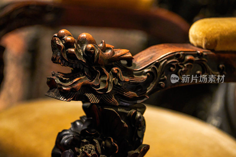 中国广东岭南风格的雕刻红木家具和细节特写