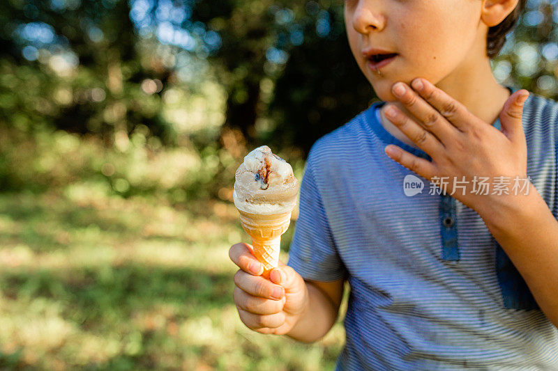 小男孩在吃蛋筒冰激凌