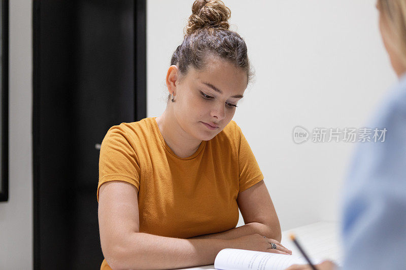 心理学家和青少年患者女性