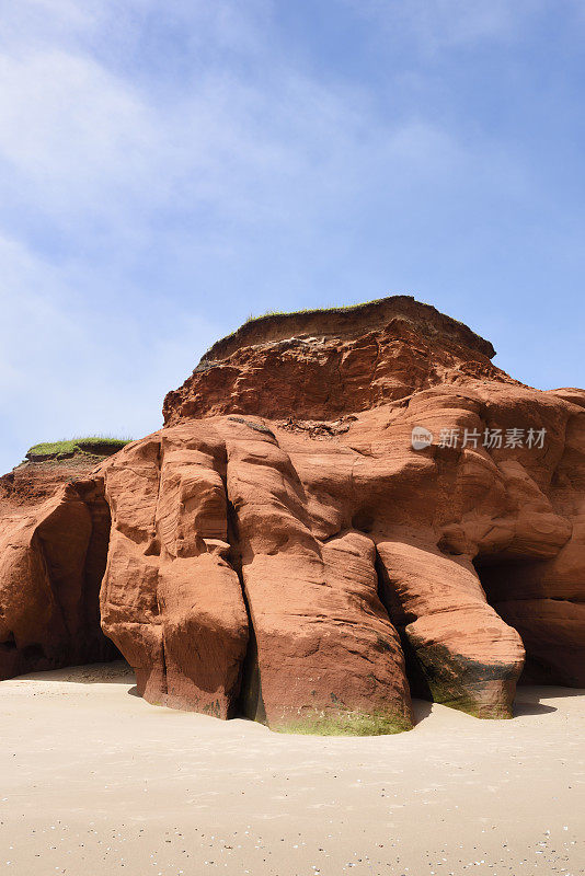 红色岩石悬崖和海滩