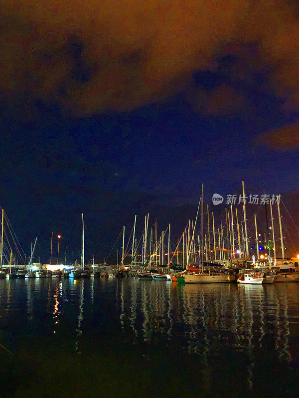 夜晚的博德鲁姆港