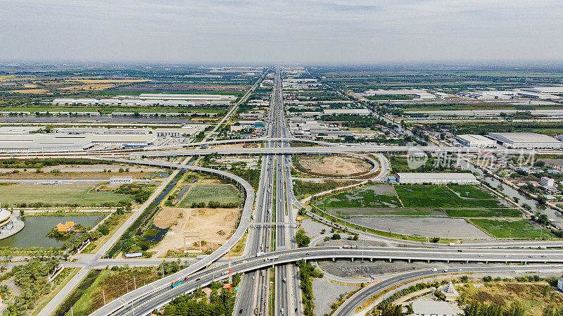 大型公路立交鸟瞰图。